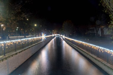 Noel süsleriyle Radunia Kanalı 'nın gece manzarası.
