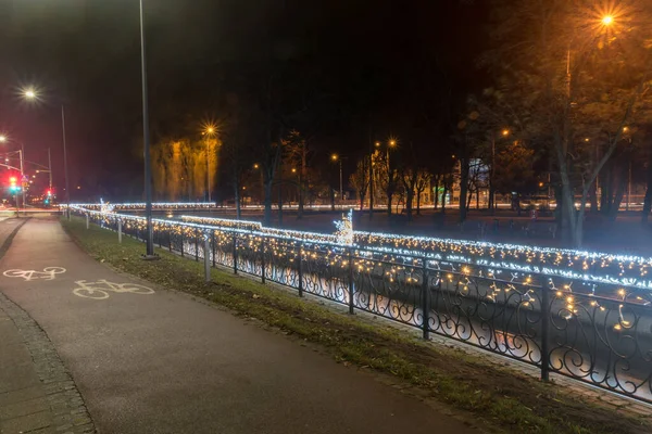 Widok nocny na kanał Radunia z ozdobami świątecznymi w centrum Pruszcza Gdańskiego. — Zdjęcie stockowe