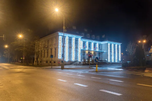 Pruszcz Gdanski edifício da prefeitura com decorações de Natal . — Fotografia de Stock