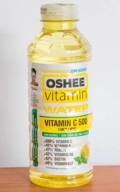 Bir şişe oshee vitamin suyu..