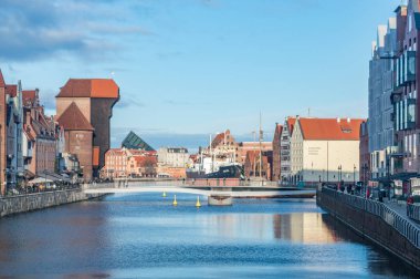 Swietego Ducha yaya köprüsünde kayıyor.