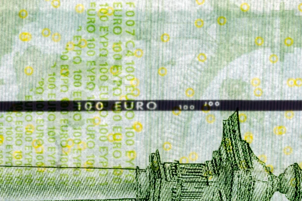 Gros plan sur la bande de sécurité en plastique à l'intérieur du billet de 100 euros . — Photo