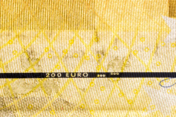 Primer plano de la franja de seguridad vertical de plástico en el interior del billete de 200 euros . — Foto de Stock