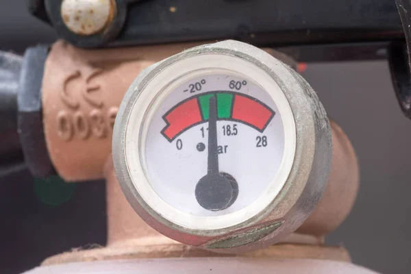 A nyomásmérő közelsége a tűzoltó készüléken. — Stock Fotó
