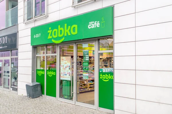 Una delle reti nazionali di negozi Zabka in Polonia . — Foto Stock