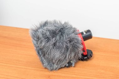 Vidyo-mikro Kameralı Mikrofon 'u woden masada gezdirdi..