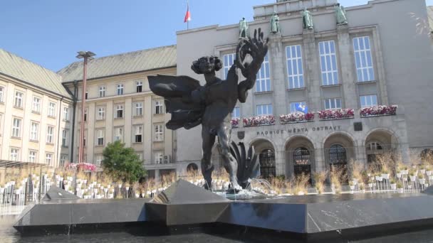 Ostrava Tsjechië Augustus 2019 Standbeeld Van Icarus Voor Het Stadhuis — Stockvideo
