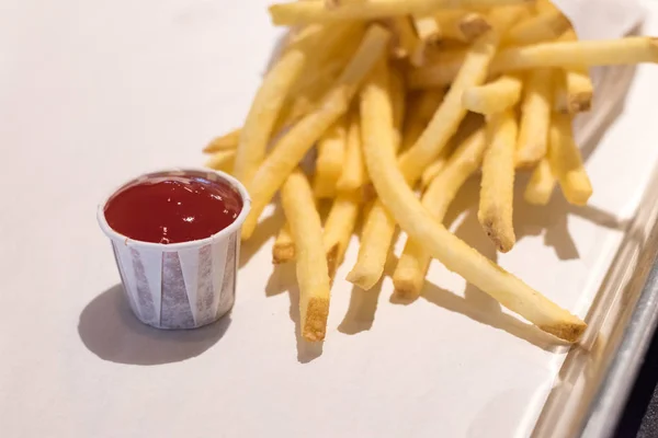 Ketchup aux pommes de terre croustillantes salées frites . — Photo