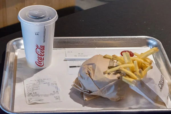 Menu Max Burgers avec Coca-Cola, hamburger et frites . — Photo