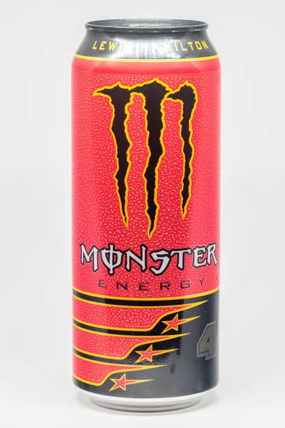 Dose mit 500 ml Monster Energy lewis hamilton edition. lewis carl davidson hamilton ist ein britischer rennfahrer, der in der Formel 1 fährt. — Stockfoto