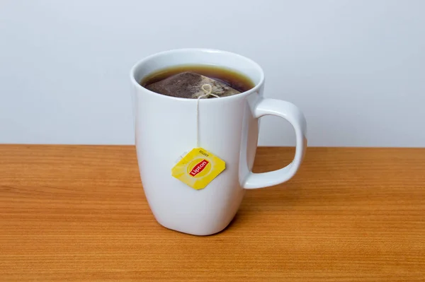 Чашка чая с желтой этикеткой Липтон. Желтая этикетка Lipton - бренд, продающийся в 150 странах мира . — стоковое фото