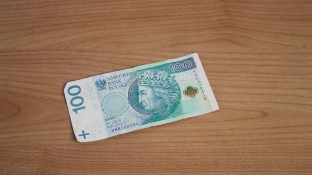 Крупным Планом Мужских Рук Считаются Польские Деньги Деревянном Столе — стоковое видео