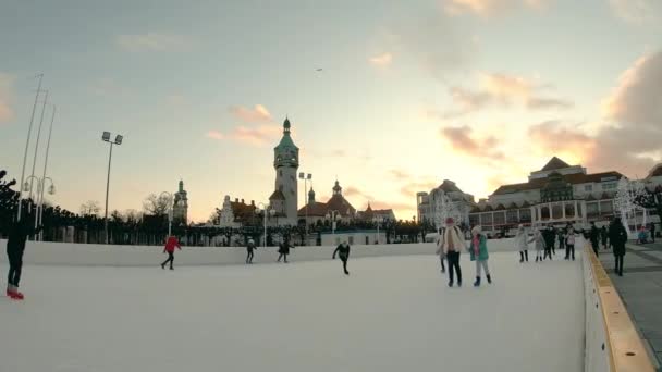 Sopot Polônia Janeiro 2020 Pessoas Patinam Pista Gelo Centro Cidade — Vídeo de Stock