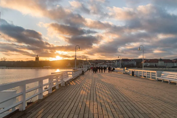 Schöne sicht auf john paul ii hölzerne pier bei untergang in sopot, polen. — Stockfoto