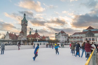 Gün batımında Sopot 'un ana meydanında buz pateni pisti.