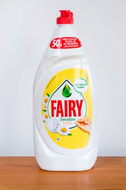 Bir şişe Peri Hassas bulaşık deterjanı. Peri markası Procter & Gamble 'a aittir.