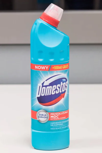 Domestos erweitert Powerprodukt für Toilettenreinigung. — Stockfoto