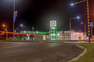 Geceleri benzin istasyonu..