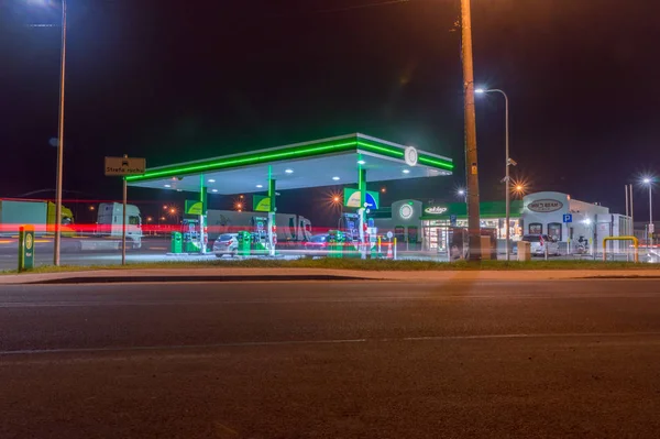 Posto de gasolina à noite. BP (anteriormente The British Petroleum Company plc e BP Amoco plc) é uma empresa multinacional de petróleo e gás com sede em Londres . — Fotografia de Stock