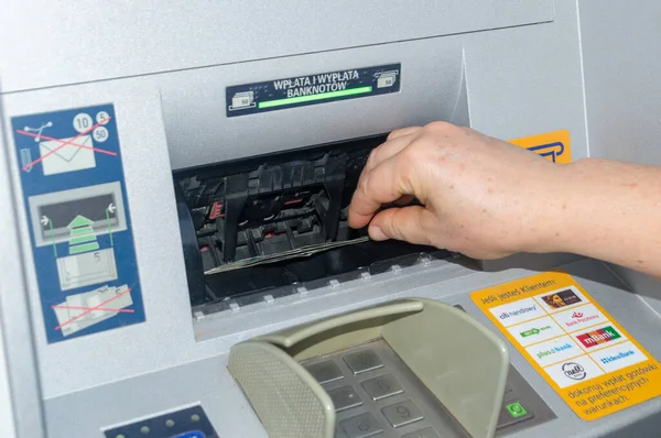 ATM 'den para çek. ATM 'de 100 Pln banknot.