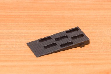 Ahşap masada siyah genişleme takozları.