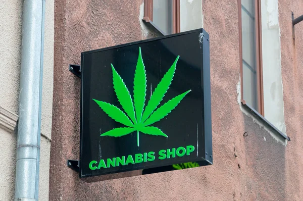 Logo del negozio di cannabis e firma sul negozio di cannabis a Danzica . — Foto Stock