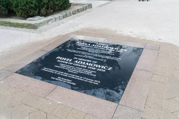 Placa comemorativa de Pawel Adamowicz no local onde foi brutalmente assassinado . — Fotografia de Stock