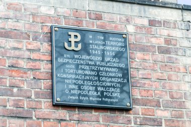 Bağımsız Polonya için savaşan insanların 1945-1956 yılları arasında bu binada gözaltına alındığı ve işkence gördüğü bilgisi.