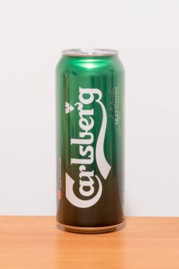 Tahta masada bir kutu Carlsberg birası..