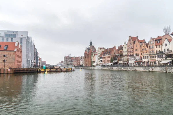 Bulutlu bir günde Gdansk 'taki Motlawa Nehri. — Stok fotoğraf