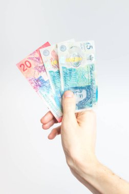 20 GBP ve 20 Chf banknotları el ele tutuştu.