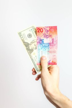 20 Usd ve 20 Chf banknotları el ele tutuştu.