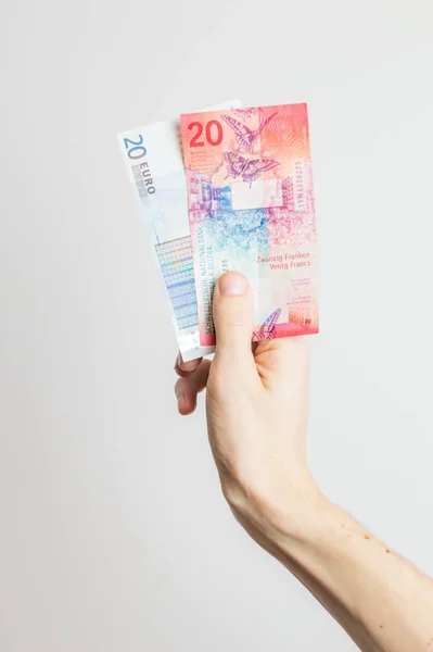 Банкноты в 20 евро и 20 швейцарских франков . — стоковое фото
