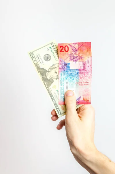 Банкноты 20 долларов США и 20 швейцарских франков . — стоковое фото