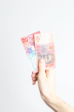 10 Uah ve 20 Chf banknotları el ele tutuştu..