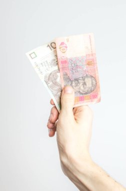 10 Uah ve 10 PIn banknotları el ele tutuştu.