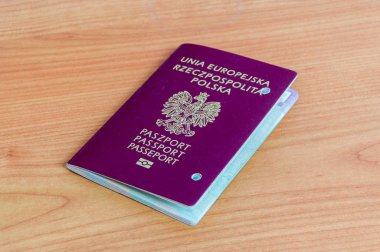 Yan tarafları delikli Polonya biyometrik pasaportu iptal edildi.