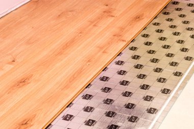 Oda tadilatı sırasında zemin panelleri ve astar kaplamaları kapatın..