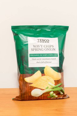Tesco dalgalı cips ayçiçeği yağında taze soğan.