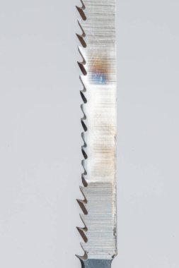 Keskin olmayan bıçaklara yakın çekim. Kullanılmış yapboz bıçağı..