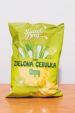Pruszcz Gdanski, Polonya - 25 Şubat 2020: Yeşil soğanlı çerez günü cipsi.