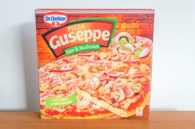 Pruszcz Gdanski, Polonya - 26 Şubat 2020: Dr. Oetker Gusseppe Pizza Ham & Mantar.