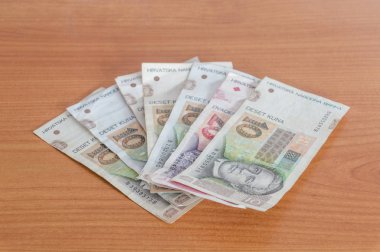 Hırvat kuna banknotları (HRK) ahşap masa üzerinde.