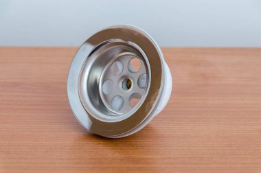 Banyo lavabosundan akan su için yeni bir süzgeç..