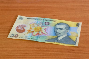 Tahta masada 50 Romen lei banknotu (RON).