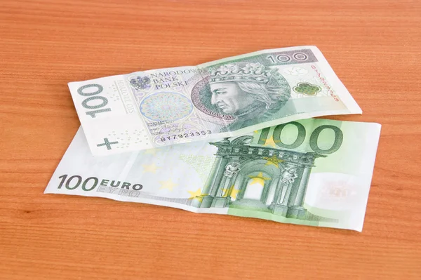 100 Polska Zloty Pln Och 100 Euro Sedel Eur Träbord — Stockfoto