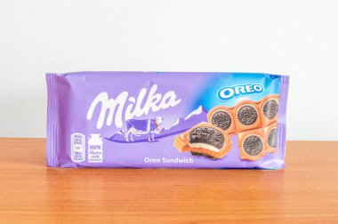 Pruszcz Gdanski, Polonya - 6 Mart 2020: Oreo Sandwich ile Milka Alp çikolatası.