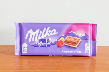 Pruszcz Gdanski, Polonya - 6 Mart 2020: Ahududu kremalı Milka Alp çikolatası.