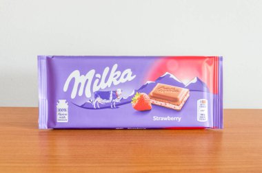 Pruszcz Gdanski, Polonya - 6 Mart 2020: Çilekli Milka alp çikolatası.
