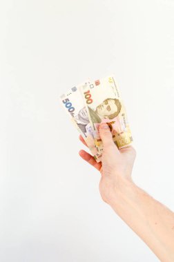 100 ve 500 Ukrayna Hryvnia banknotunu tutan adam (Uah).